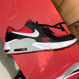Boys 5.5 air maxes